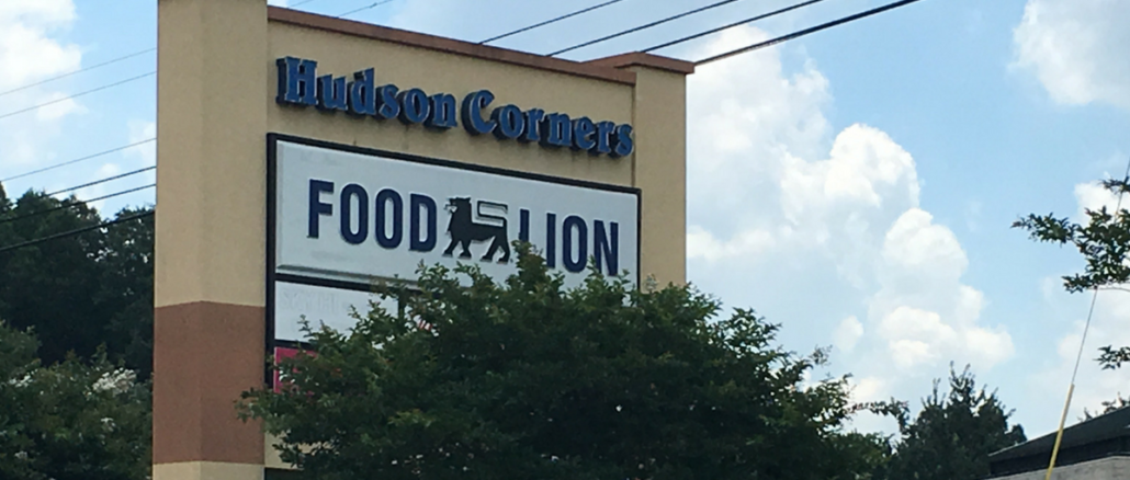 Large sign that says Hudson Corners and Food Lion