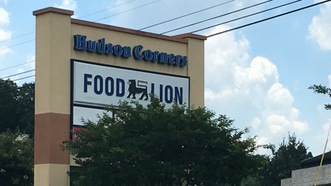 Large sign that says Hudson Corners and Food Lion